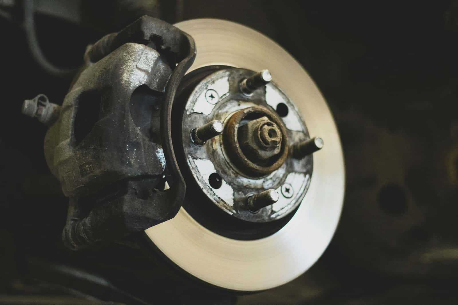 Bremsscheibe und Bremssattel an einem Auto, das Rad ist abgenommen