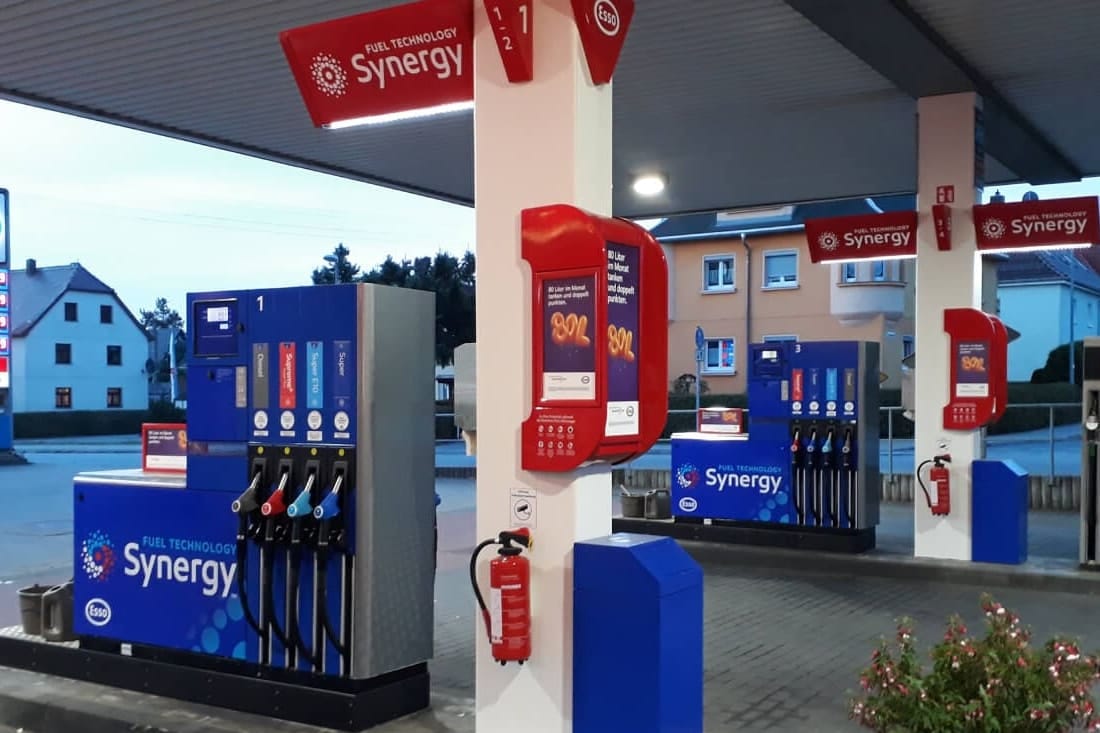 Zapfsäulen unter dem Dach der Esso Station in Wehrsdorf