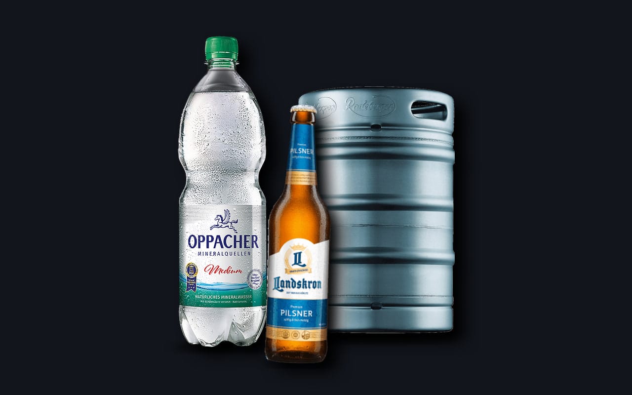 Oppacher Mineralwasser in der 1-Liter-PET-Flasche, eine Flasche Landskron Pilsner und ein Radeberger-Bierfass