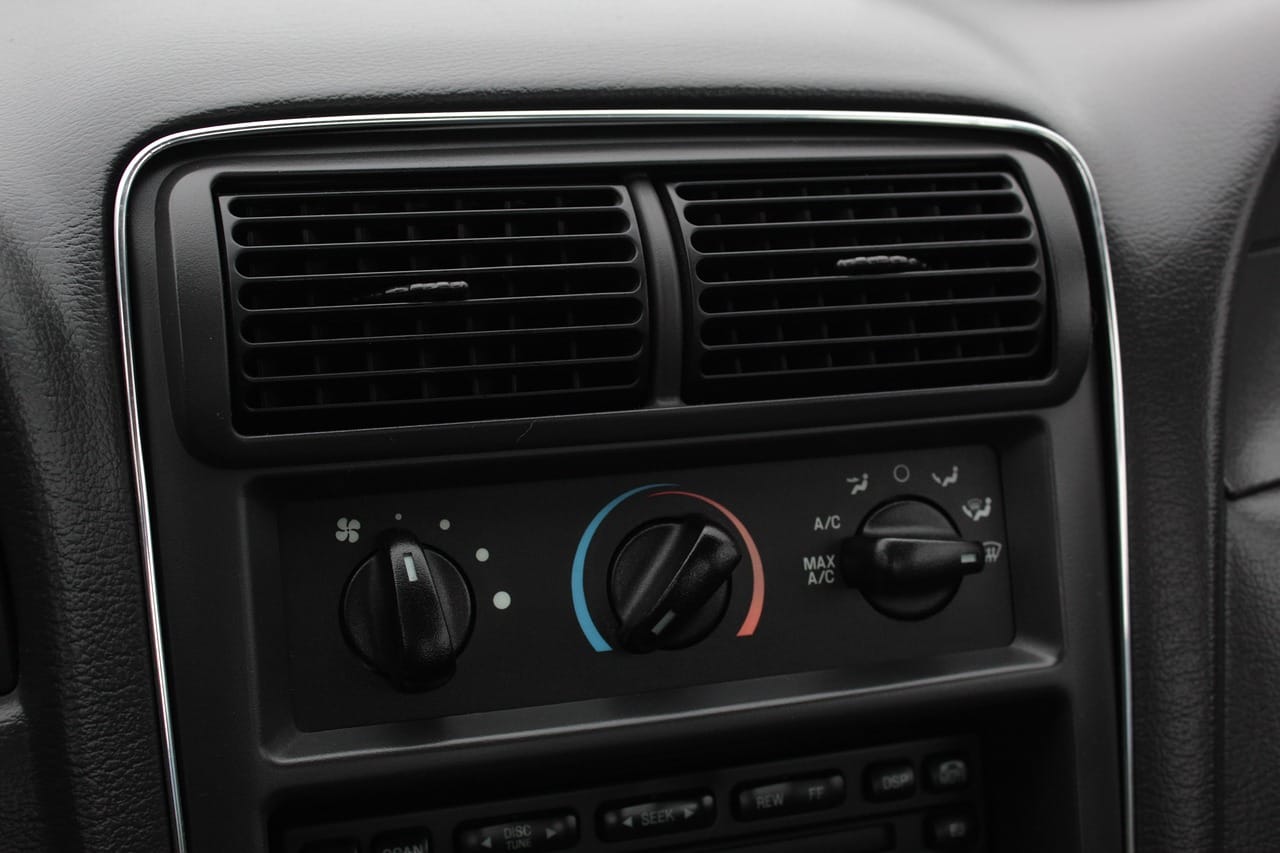 Lüftungsdüsen und Klimaregler im Armaturenbrett eines Autos
