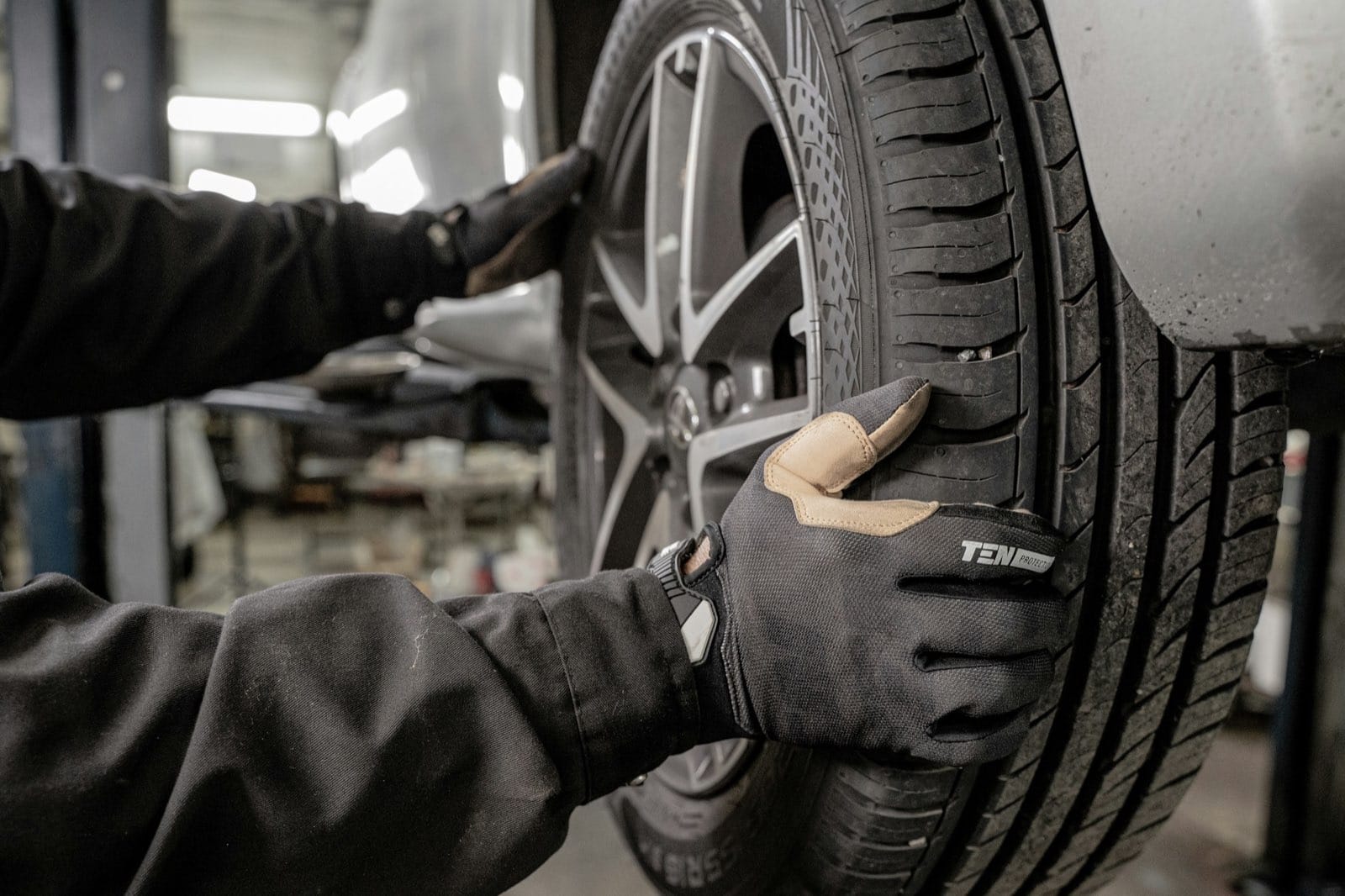 Mechaniker setzt in der Werkstatt ein Rad an