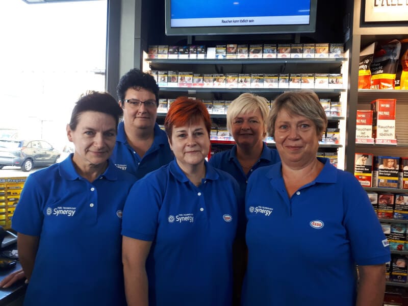 Fünf Mitarbeiterinnen der Tankstelle im Verkaufsraum